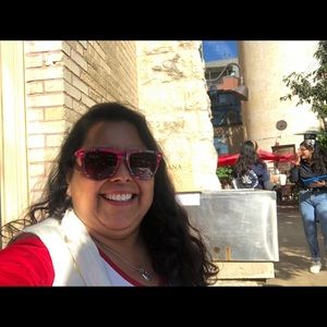 Meet your Posher, Adelina